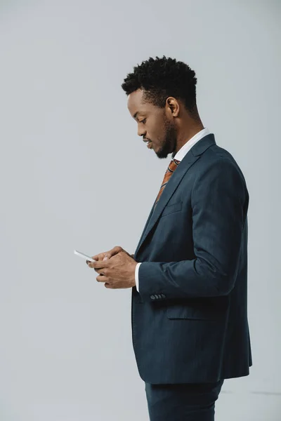 Vista Lateral Homem Afro Americano Usando Smartphone Isolado Cinza — Fotografia de Stock