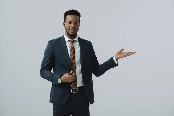Schöner Afrikanisch Amerikanischer Mann Anzug Gestikuliert Isoliert Auf Grau — Stockfoto