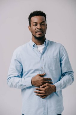 yakışıklı afro-amerikan adam gri izole mide ağrısı olan 