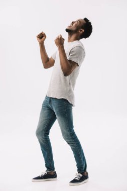 beyaz izole zafer kutlarken heyecanlı afrikalı amerikalı adam gesturing 