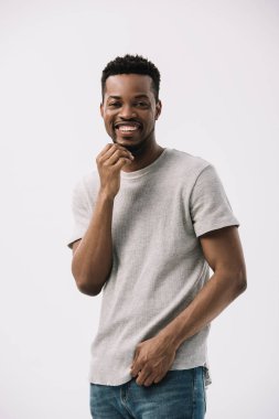 yakışıklı afro-amerikan adam gülümseyerek ve gri izole kamera bakıyor 