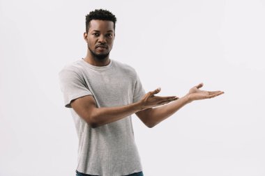 beyaz izole kamera bakarken yakışıklı afro-amerikan adam gesturing 