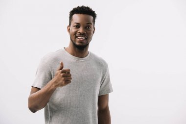 beyaz izole kamera bakarken başparmak gösteren pozitif afro-amerikan adam 