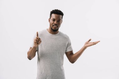 pozitif afro-amerikan adam beyaz izole gesturing sırasında başparmak gösteren 