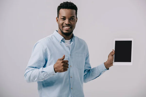 陽気なアフリカ系アメリカ人男性が親指を立て 灰色で隔離された空白の画面でデジタルタブレットを保持 — ストック写真