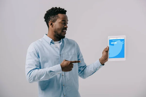 Homem Americano Africano Feliz Apontando Com Dedo Para Tablet Digital — Fotografia de Stock