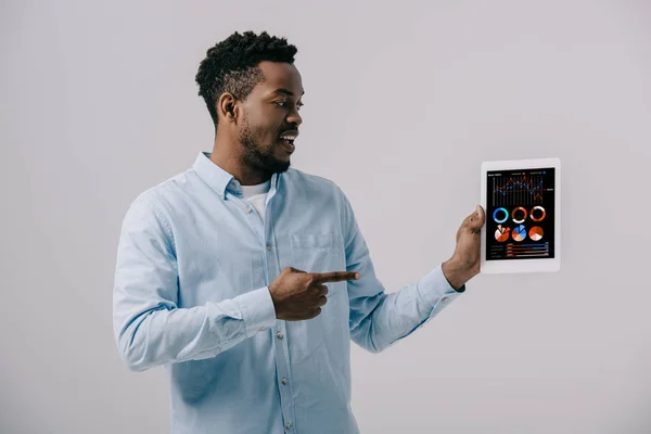 Hombre Afroamericano Feliz Apuntando Con Dedo Tableta Digital Con Gráficos — Foto de Stock