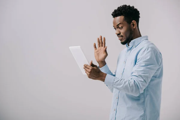 Hombre Afroamericano Feliz Agitando Mano Mientras Sostiene Tableta Digital Aislada — Foto de Stock