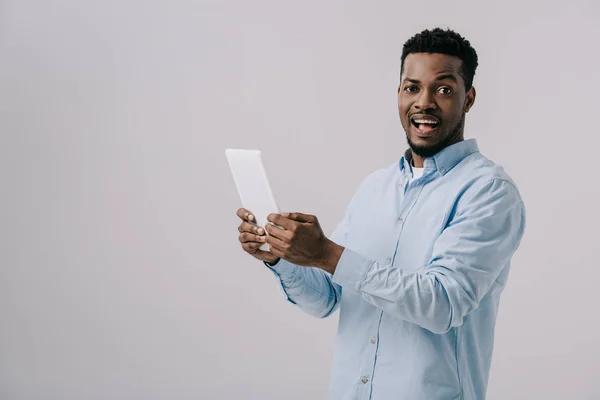 Hombre Afroamericano Excitado Sosteniendo Tableta Digital Aislado Gris — Foto de Stock