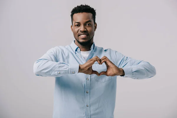 Fröhlicher Afrikanisch Amerikanischer Mann Zeigt Herzförmige Geste Mit Isolierten Händen — Stockfoto