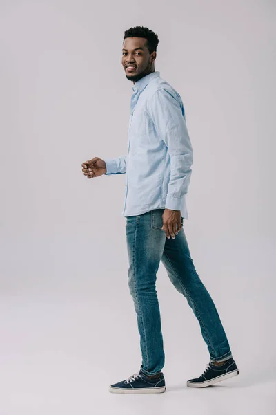 Щасливий Афроамериканський Чоловік Ходить Жестикулює Сірому — стокове фото