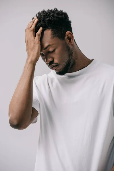 Triste Afro Americano Homem Tocando Cabelo Isolado Cinza — Fotografia de Stock