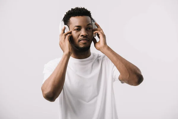 Pria African Amerika Tampan Mendengarkan Musik Headphone Terisolasi Pada Putih — Stok Foto