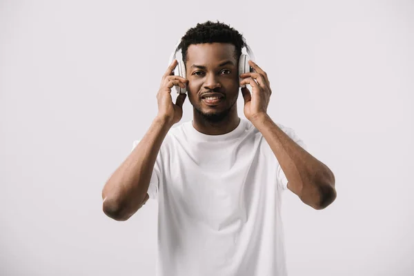 Bello Afro Americano Uomo Sorridente Toccante Cuffie Isolato Bianco — Foto Stock