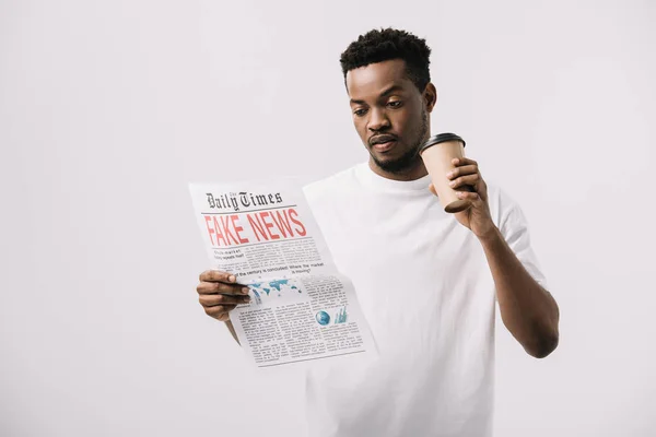 Krullend African American Man Holding Papier Cup Lezing Krant Met — Stockfoto