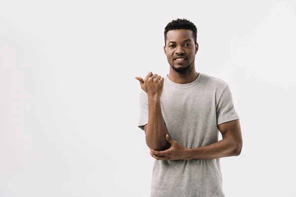 Gelukkig Afro Amerikaanse Man Gebaren Kijken Naar Camera Geïsoleerd Wit — Stockfoto