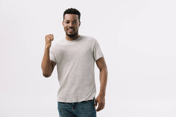 счастливый африканский американец жестикулирует, празднуя изолированное на белом
 
