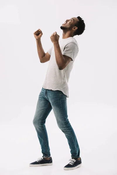 Схвильований Афроамериканський Чоловік Жестикулює Під Час Святкування Тріумфу Ізольовано Білому — стокове фото