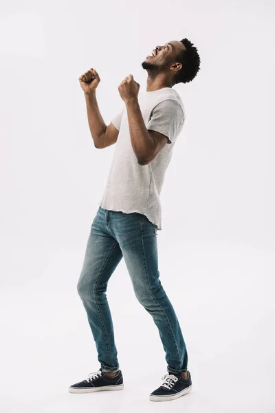 Animado Afro Americano Homem Gesticulando Enquanto Celebra Triunfo Isolado Branco — Fotografia de Stock