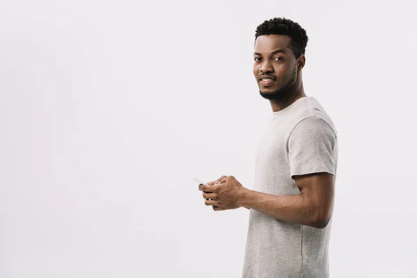 Fröhliche Afrikanisch Amerikanische Mann Mit Smartphone Isoliert Auf Weiß — Stockfoto