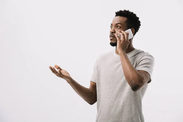 Hombre Afroamericano Confundido Gesto Mientras Habla Teléfono Inteligente Aislado Blanco —  Fotos de Stock