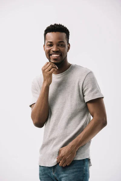 Przystojny African American Człowiek Uśmiechnięty Patrząc Aparat Białym Tle Szary — Zdjęcie stockowe