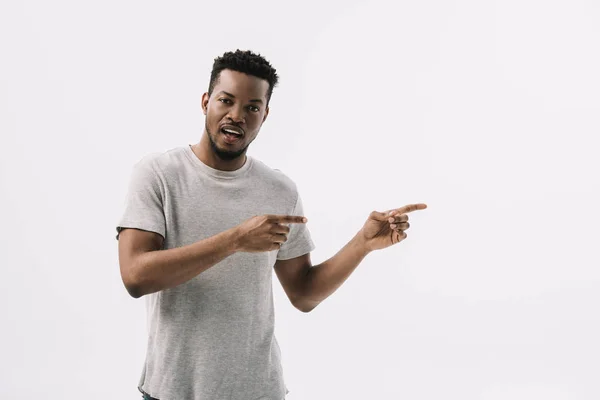 Здивована Афроамериканець Людина Вказуючи Пальцями Дивлячись Камеру Ізольовані Білому — стокове фото