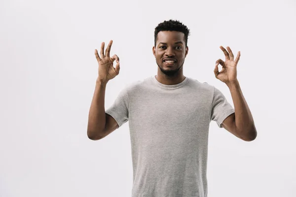 Feliz Afro Americano Homem Mostrando Sinal Isolado Branco — Fotografia de Stock