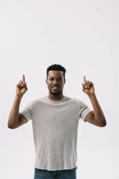 Hombre Afroamericano Feliz Señalando Con Los Dedos Sonriendo Aislado Blanco — Foto de Stock