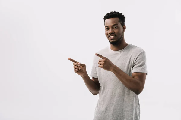 Glad Afrikansk Amerikansk Man Pekar Med Fingrar Och Leende Isolerade — Stockfoto