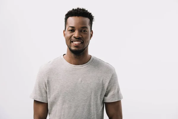 Hymyilevä Afrikkalainen Amerikkalainen Mies Katselee Kameran Eristetty Valkoinen — kuvapankkivalokuva