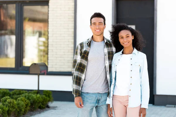 Afrikansk Amerikansk Man Och Kvinna Stående Nära Nya Hus Och — Stockfoto