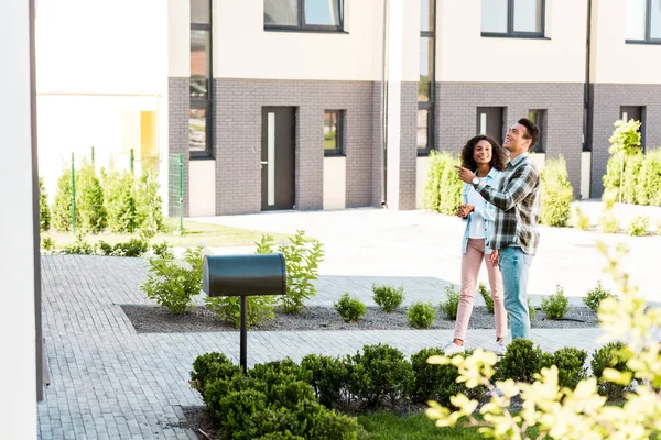 Vista Completa Hombre Mujer Afroamericanos Pie Cerca Casa Mientras Que — Foto de Stock