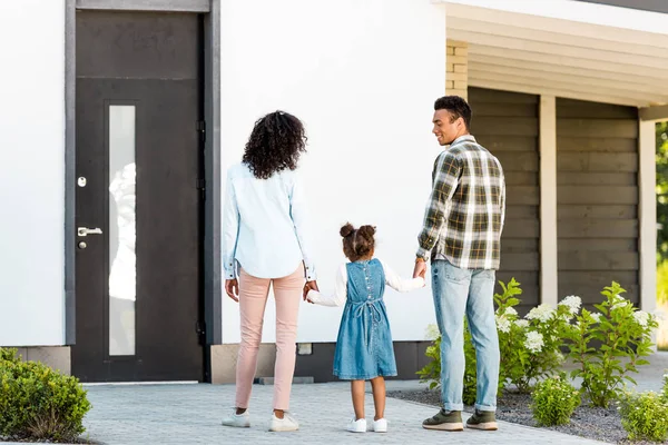 Vedere Completă Familiei Afro Americane Picioare Lângă Casă Nouă Timp — Fotografie, imagine de stoc