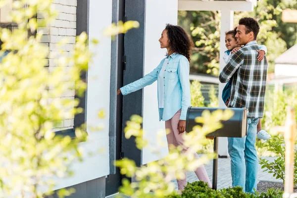 Selective Focus African American Family Walking New House While Father — Stock Photo, Image