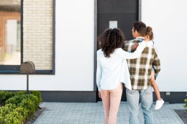 baba tutan çocuk ve anne sarılma kocası nın arka görünümü 