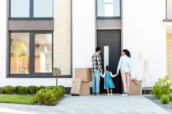 Visão Traseira Família Americana Africana Entrando Porta Nova Casa — Fotografia de Stock