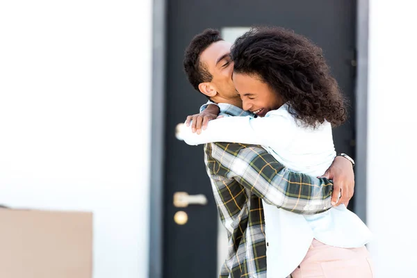 Afro Amerikaanse Paar Lachen Terwijl Man Houdt Vrouw Hand Vrouw — Stockfoto