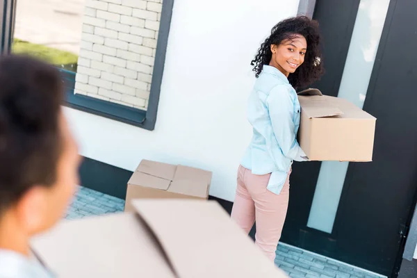 Selective Focus African American Wife Looking Husband While Holding Box — Stock Photo, Image