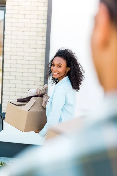 Enfoque Selectivo Esposa Afroamericana Mirando Marido Mientras Sostiene Caja — Foto de Stock