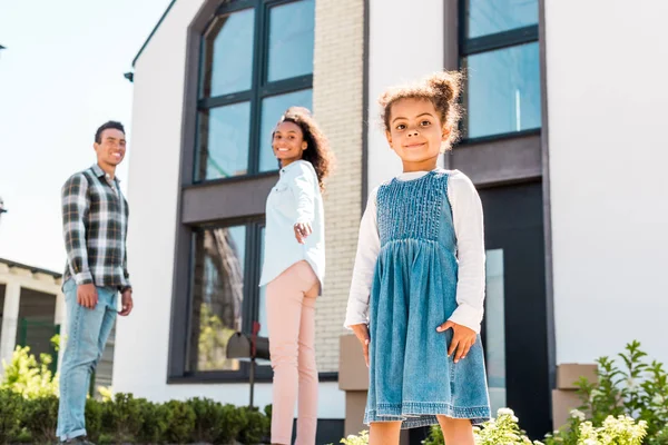 Foyer Sélectif Famille Afro Américaine Debout Près Maison Neuve Regardant — Photo