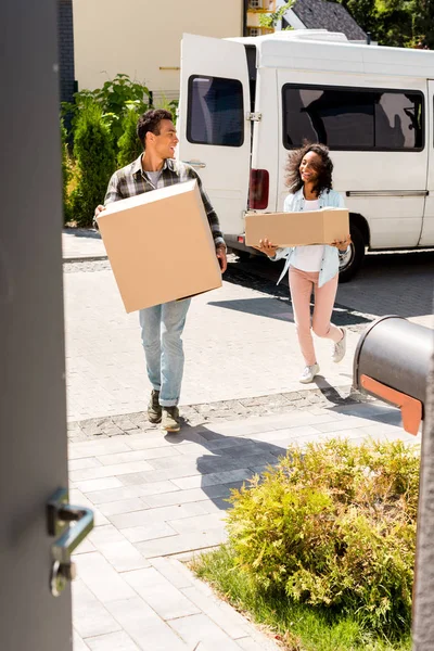 Vista Completa Mujer Afroamericana Hombre Sosteniendo Caja Mientras Miran Uno — Foto de Stock