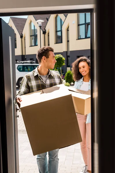 Afroamericano Donna Uomo Possesso Scatola Mentre Guardano Altro Camminando Casa — Foto Stock