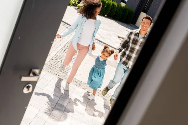 家に駆け込みながら子供と手をつないでいるアフリカ系アメリカ人の両親の全長図 — ストック写真