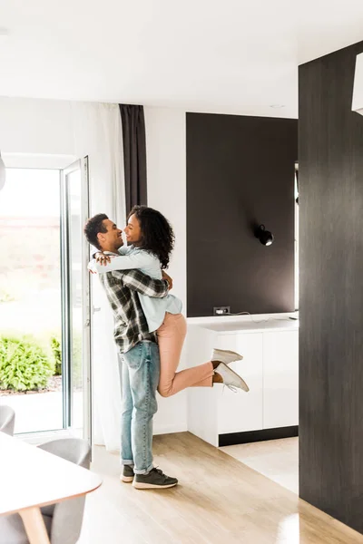 Vista Completa Afroamericano Marido Sonriendo Sosteniendo Las Manos Esposa — Foto de Stock