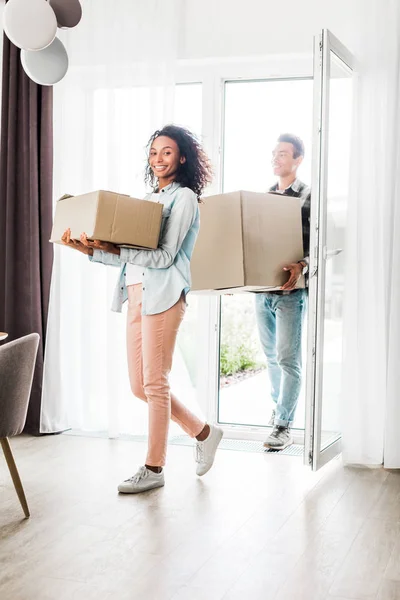 Vista Tutta Lunghezza Marito Moglie Afroamericani Sorridenti Mentre Entrano Casa — Foto Stock