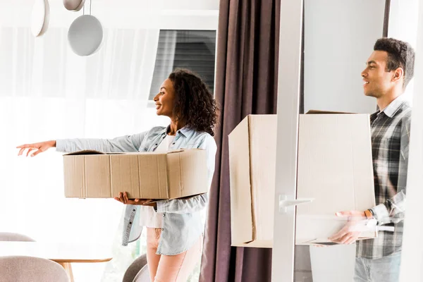 Afroamericanos Marido Esposa Caminando Casa Sosteniendo Cajas Mientras Mujer Señalando — Foto de Stock