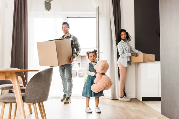 Vista Completa Familia Afroamericana Caminando Casa Mientras Sostiene Diferentes Cosas — Foto de Stock