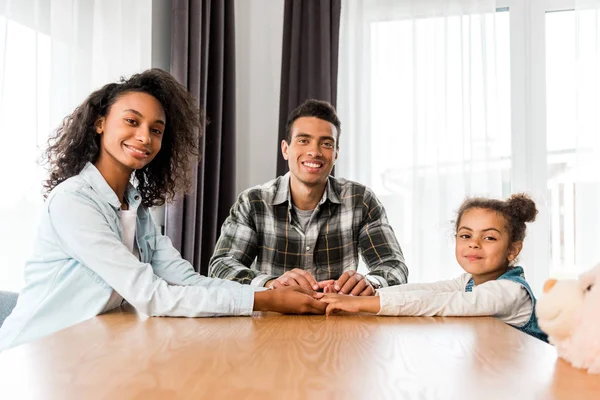 Familia Afroamericana Sentada Frente Mesa Sonriendo Mirando Cámara — Foto de Stock