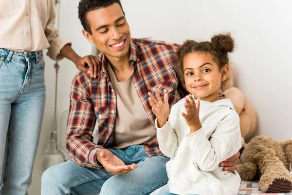 Vista Ritagliata Donna Piedi Vicino Afro Americano Uomo Bambino Carino — Foto Stock